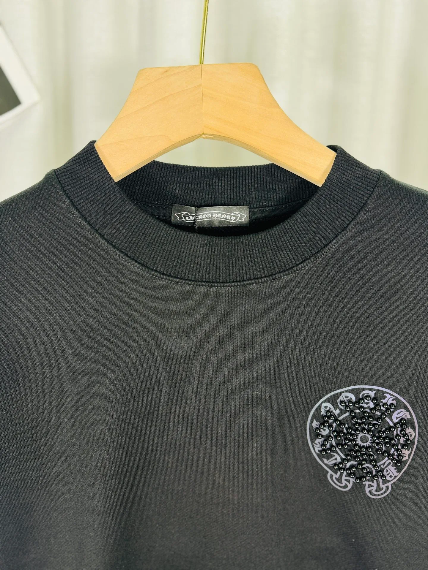 P250 top version, real shot without P, ​​different from market currency) 𝗖𝗵𝗿𝗼𝗺𝗲 𝗛𝗲𝗮𝗿𝘁𝘀/Cro Heart 2025 Reflective Embroidered Beads Compass Embroidered Autumn and Winter New Original Counter American Laser Burnt 3D Pearl Embroidered Couple Casual Sweater 👑The highest version! Customized fabric 420g tripe terry fabric! American acid-washed and distressed original fabric laser burnt ✟appliqué embroidery and exquisite embroidery of letters! The best-selling model in the counter, very comfortable to wear. Accessories: original molded and authenticated collar label➕100% silk wash label. Genuine purchase-grade original hangtag➕matching hanging rope➕3D hanging beads➕original packaging bag. Craftsmanship: The original version has consistent wiring! The highest version of the armhole matching technique! Color: Black White Size: S M L XL Style No.: 9315